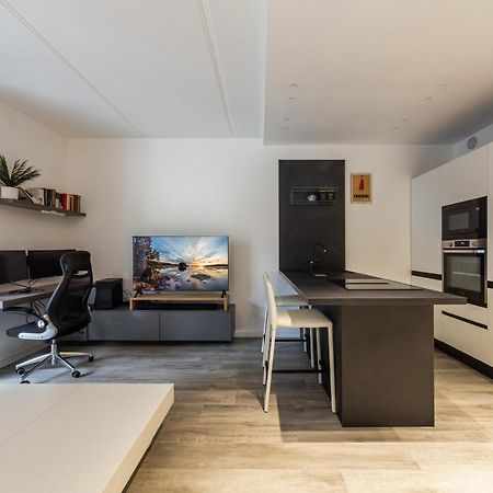 Comfy Apt With Private Parking & Balcony Милан Экстерьер фото