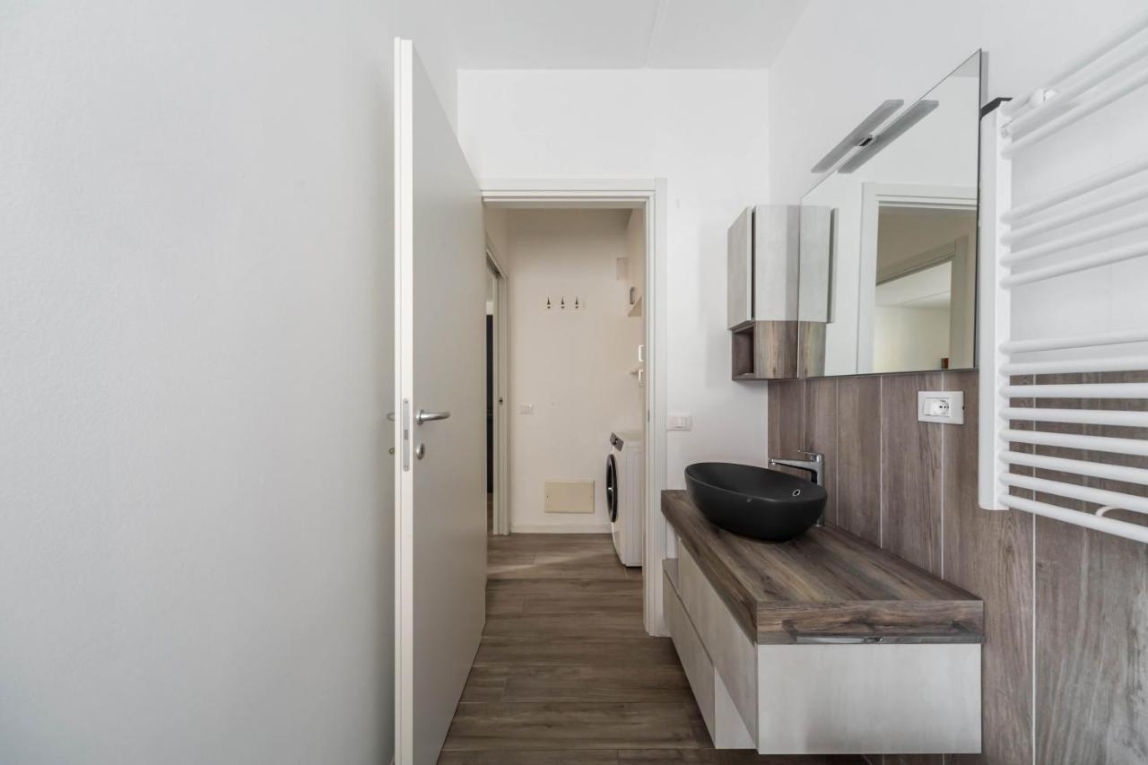 Comfy Apt With Private Parking & Balcony Милан Экстерьер фото